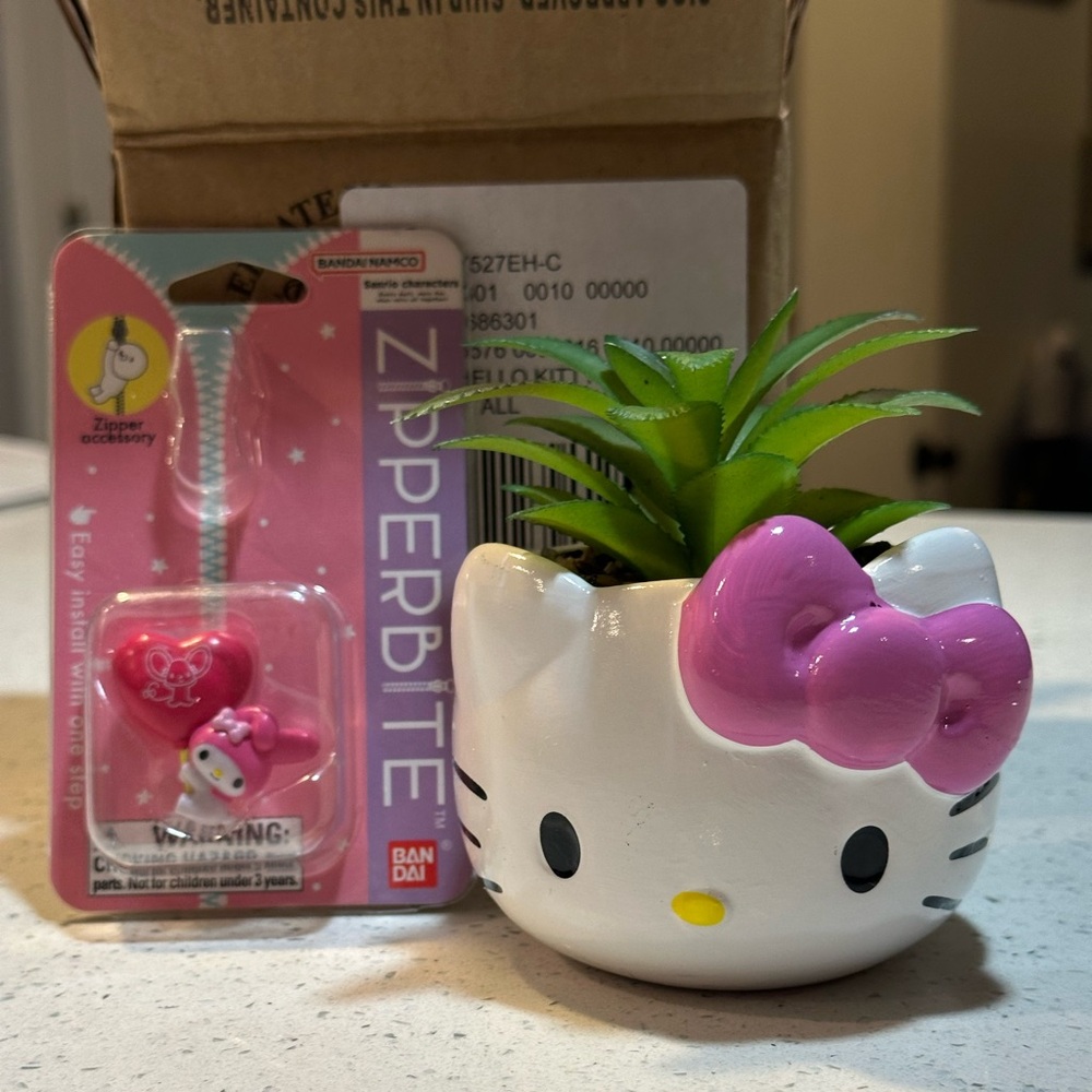 NWT Sanrio Ceramic Hello Kitty head planter w/ bonus Sanrio ZipperBite Figure